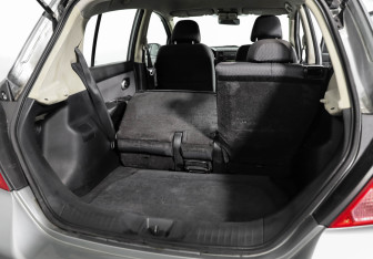 Подержанный автомобиль Nissan Tiida Hatchback 2008 года (23 фото)
