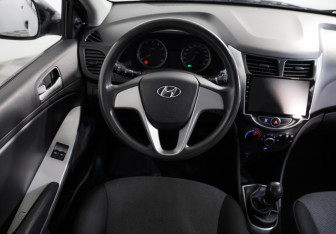 Подержанный автомобиль Hyundai Solaris Sedan 2013 года (10 фото)