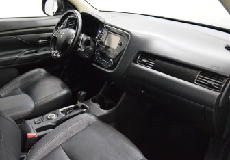 Подержанный автомобиль Mitsubishi Outlander 2016 года (12 фото)