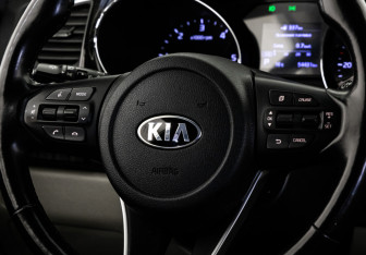 Подержанный автомобиль Kia Carnival 2019 года (11 фото)