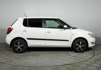 Подержанный автомобиль Skoda Fabia Hatchback 2013 года (4 фото)