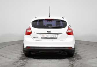Подержанный автомобиль Ford Focus Hatchback 2013 года (6 фото)