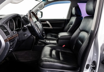 Подержанный автомобиль Toyota Land Cruiser Suv 2011 года (22 фото)