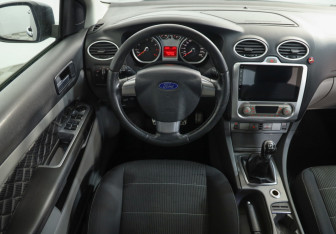 Подержанный автомобиль Ford Focus Sedan 2010 года (10 фото)