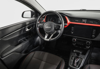 Подержанный автомобиль Kia Rio Hatchback 2021 года (9 фото)