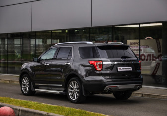 Подержанный автомобиль Ford Explorer 2017 года (8 фото)