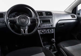 Подержанный автомобиль Volkswagen Polo Sedan 2014 года (17 фото)