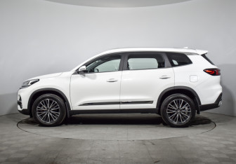 Подержанный автомобиль Chery Tiggo 8 2023 года (8 фото)