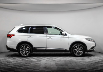 Подержанный автомобиль Mitsubishi Outlander 2016 года (4 фото)