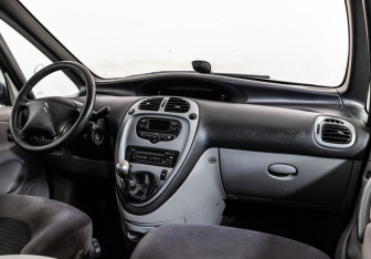 Подержанный автомобиль Citroen Xsara Picasso 2008 года (10 фото)