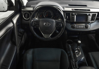 Подержанный автомобиль Toyota RAV4 2013 года (10 фото)