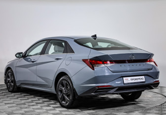 Подержанный автомобиль Hyundai Elantra Sedan 2021 года (7 фото)