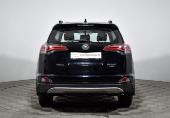 Подержанный автомобиль Toyota RAV4 2017 года (6 фото)