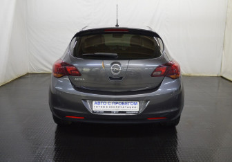 Подержанный автомобиль Opel Astra Hatchback 2011 года (6 фото)