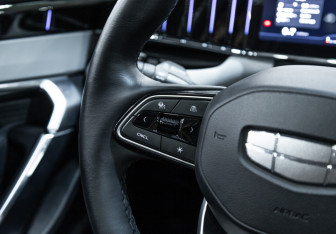 Подержанный автомобиль Geely Atlas 2024 года (21 фото)
