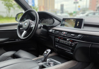 Подержанный автомобиль BMW X5 2016 года (12 фото)