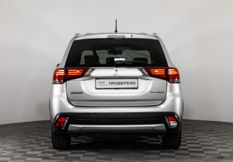 Подержанный автомобиль Mitsubishi Outlander 2015 года (6 фото)