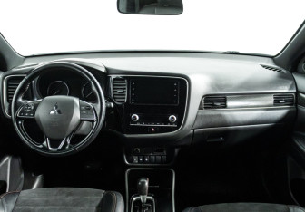 Подержанный автомобиль Mitsubishi Outlander 2021 года (13 фото)