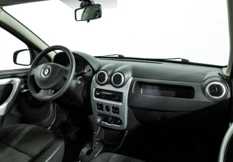 Подержанный автомобиль Renault Sandero 2013 года (9 фото)
