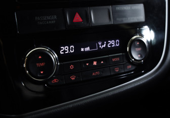 Подержанный автомобиль Mitsubishi Outlander 2015 года (16 фото)