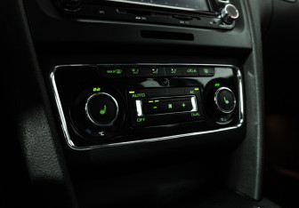 Подержанный автомобиль Skoda Superb Liftback 2011 года (17 фото)