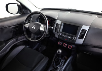 Подержанный автомобиль Mitsubishi Outlander 2011 года (9 фото)