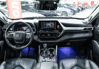 Подержанный автомобиль Toyota Highlander 2021 года (14 фото)