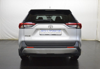 Подержанный автомобиль Toyota RAV4 2020 года (6 фото)
