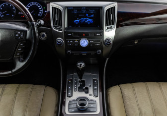 Подержанный автомобиль Hyundai Equus 2012 года (15 фото)