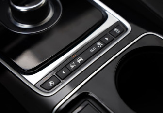 Подержанный автомобиль Jaguar F-Pace 2017 года (21 фото)