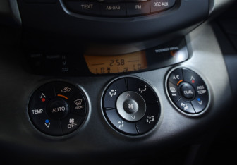 Подержанный автомобиль Toyota RAV4 2011 года (14 фото)