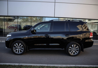 Подержанный автомобиль Toyota Land Cruiser Suv 2008 года (7 фото)