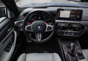Подержанный автомобиль BMW M5 Sedan 2022 года (17 фото)