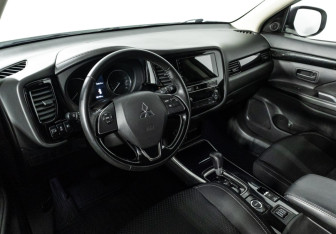 Подержанный автомобиль Mitsubishi Outlander 2018 года (11 фото)