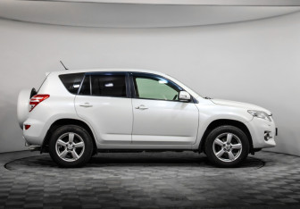 Подержанный автомобиль Toyota RAV4 2011 года (4 фото)