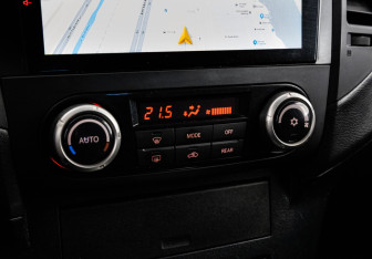 Подержанный автомобиль Mitsubishi Pajero 2012 года (14 фото)