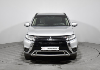 Подержанный автомобиль Mitsubishi Outlander 2022 года (2 фото)