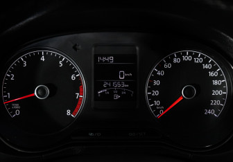 Подержанный автомобиль Volkswagen Polo Sedan 2015 года (18 фото)