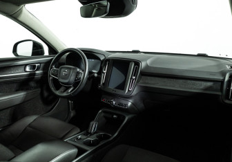 Подержанный автомобиль Volvo XC40 2020 года (9 фото)