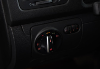 Подержанный автомобиль Volkswagen Golf Hatchback 2005 года (17 фото)