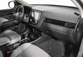 Подержанный автомобиль Mitsubishi Outlander 2022 года (12 фото)