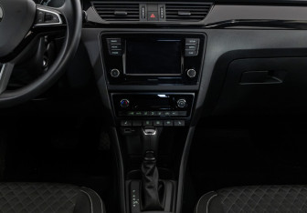 Подержанный автомобиль Skoda Rapid Liftback 2018 года (14 фото)