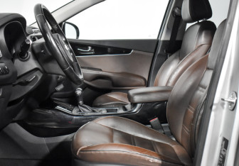 Подержанный автомобиль Kia Sorento 2017 года (10 фото)