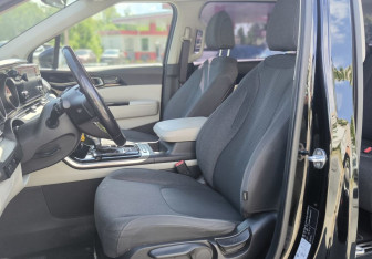 Подержанный автомобиль Kia Carnival 2021 года (11 фото)
