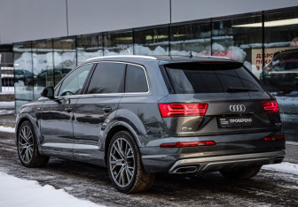 Подержанный автомобиль Audi Q7 2019 года (7 фото)