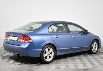 Подержанный автомобиль Honda Civic Sedan 2009 года (5 фото)