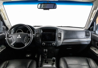 Подержанный автомобиль Mitsubishi Pajero 2012 года (10 фото)