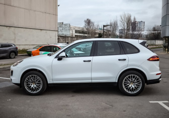 Подержанный автомобиль Porsche Cayenne 2016 года (9 фото)