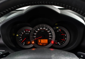 Подержанный автомобиль Toyota RAV4 2010 года (20 фото)