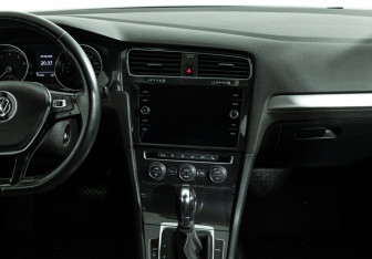 Подержанный автомобиль Volkswagen Golf Hatchback 2018 года (14 фото)